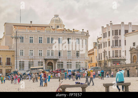 QUITO, EQUATEUR, octobre - 2015 - Journée urbaine scène avec beaucoup de gens à San Francisco square situé dans le centre historique de Q Banque D'Images