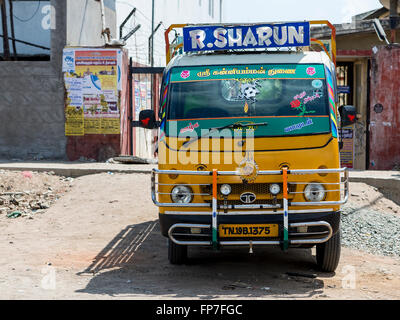 Camion jaune au bord de la route dans le district de Kancheepuram, Maduranthakam de Tamil Nadu Banque D'Images