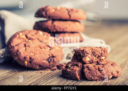 Biscuit chocolat cookies. Cookies au chocolat blanc sur la serviette sur le linge de table en bois. Banque D'Images