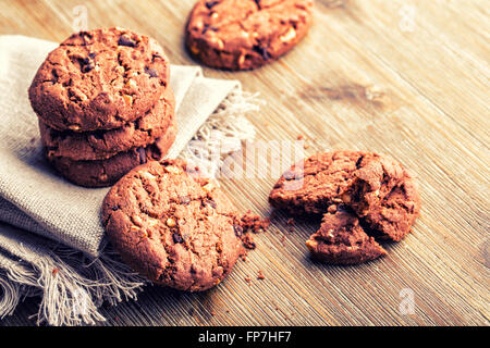 Biscuit chocolat cookies. Cookies au chocolat blanc sur la serviette sur le linge de table en bois. Banque D'Images