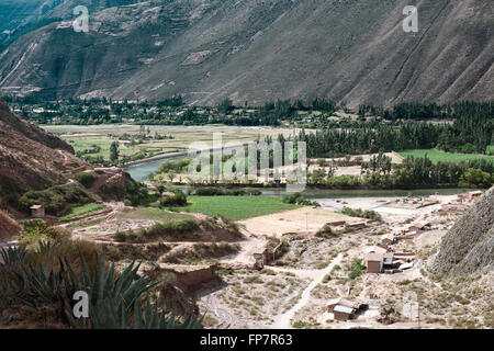 Vallée Sacrée des Incas. Elle est située dans la région de Cusco au Pérou. La vallée a été appréciée par les Incas en raison de ses qualités géographiques et climatiques particulières. Il a été l'un des principaux points de l'empire pour l'extraction de richesses naturelles, et l'un des domaines les plus importants pour la production de maïs au Pérou vers le nord à partir de Pisac Banque D'Images