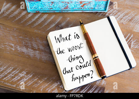 Effet rétro aux couleurs et image d'un stylo sur un ordinateur portable. Texte manuscrit Quelle est la pire chose qui pourrait arriver ? Comme l'image du concept d'entreprise Banque D'Images