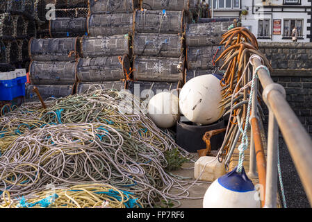 Sur le bord de l'eau de mer des cordes, des flotteurs, des casiers à homard, et diverses ancres flottantes prêt à aller à la mer pour la pêche de la pêche côtière du homard, Banque D'Images