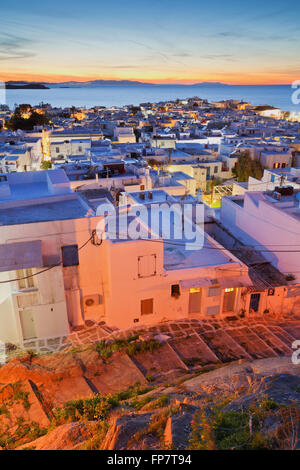 Vue de la ville de Mykonos et l'île de Syros dans la distance, la Grèce. Banque D'Images