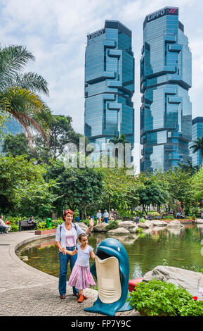 La Chine, Hong Kong, vue du parc de Hong Kong sur l'île de Hong Kong dans le contexte des tours jumelles du centre Lippo Banque D'Images