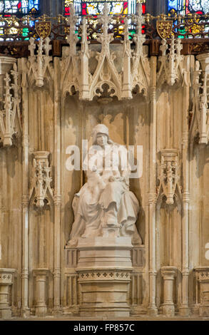 Marie et Jésus la sculpture sur pierre à la Dame de la chapelle. La cathédrale de Wells, Somerset, Angleterre Banque D'Images