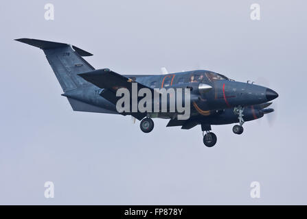 Armée de l'air (French Air Force) Embraer EMB-121 Xingu, avions de transport militaire à l'atterrissage à Coningsby. Banque D'Images