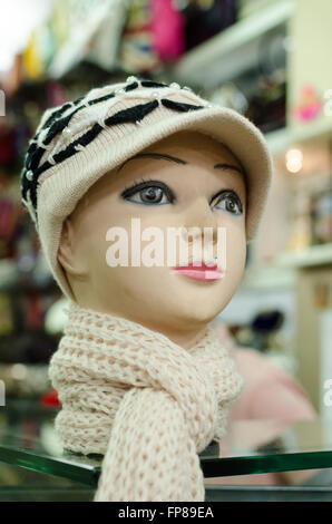 Mannequin en un hiver chaud foulard et chapeau tricoté dans un magasin à Mahabaleshwar, Maharashtra, Inde Banque D'Images