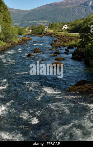 Oldeelva river. Vallée Oldedalen, Olden, comté de Sogn og Fjordane. La Norvège Banque D'Images