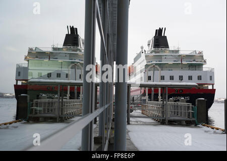 Navire Hurtigruten MS Nordlys amarré à Finnsnes. La Norvège Banque D'Images