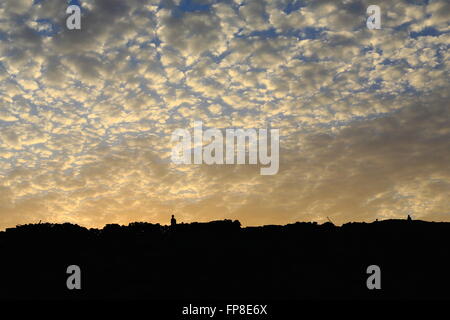 Le maquereau d'altocumulus ciel nuages sur l'Erta Ale eliptic cratère de volcan de 0,7 x 1,6 kms.et 613 ms.de haut. Danakil-Ethiopi Banque D'Images