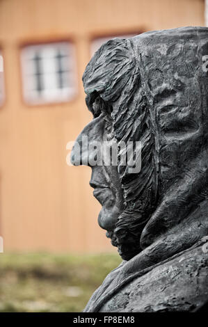 Profil de l'explorateur de l'Arctique Roald Amundsen à l'extérieur du musée polaire. Tromso. La Norvège Banque D'Images