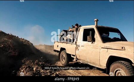 Une vidéo montrant la propagande ISIS militants État islamique au cours de batailles le long de la frontière de l'Iraq et la Syrie, dans une zone décrite comme Wilayah al-Khayr, 13 janvier 2016 près de Deir ez-Zor, la Syrie. Banque D'Images