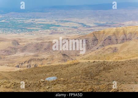 Collines de sable et de gravier et des ravins dans les zones de montagne de Jordanie. Paysage de montagne désert Banque D'Images