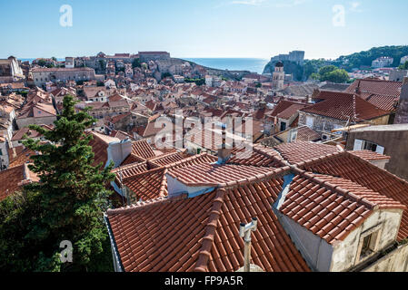 Vue depuis les remparts de Dubrovnik, sur la vieille ville de la ville de Dubrovnik, Croatie Banque D'Images