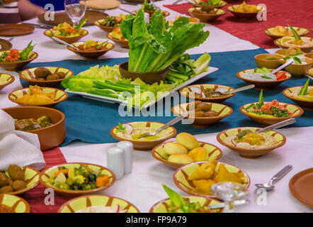 Des plats nationaux Jordanie sur une table servi Banque D'Images