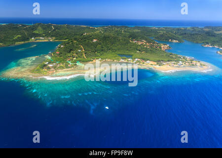 Image aérienne récif vibrant survolant l'île de Roatan avec de belles couleurs d'eau tropicales bleues, turquoise et vertes Banque D'Images