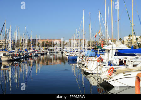 Barcelone, Espagne - 27 décembre 2015 : Port Olimpic marina dans la ville de Barcelone, Catalogne, Espagne Banque D'Images