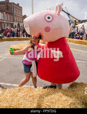 Une jeune fille prend un plat avec les selfies personnage Peppa pig Banque D'Images