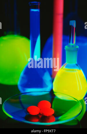 Laboratoire de chimie Produits chimiques fluorescentes contenant Ware Banque D'Images