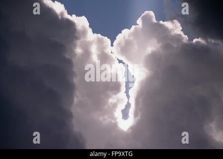 Trou dans les nuages avec la lumière du soleil qui brillait à travers Banque D'Images