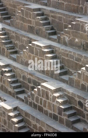 Chand Baori Abhaneri étape bien dans Village près de Jaipur, Inde Banque D'Images