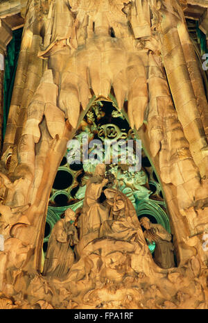 Détail de la scène de la nativité sur l'extérieur de la Basilique de la Sagrada Familia, Barcelone, Catalogne, Espagne Banque D'Images