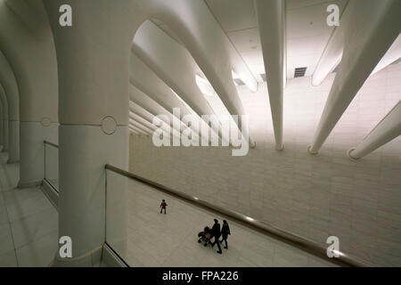 Les gens qui marchent dans le hall de l'ouest reliant le chemin Brookfield Place et gare à One World Trade Center, New York City, USA Banque D'Images