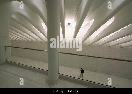 Les gens qui marchent dans le hall de l'ouest reliant le chemin Brookfield Place et gare à One World Trade Center, New York City, USA Banque D'Images