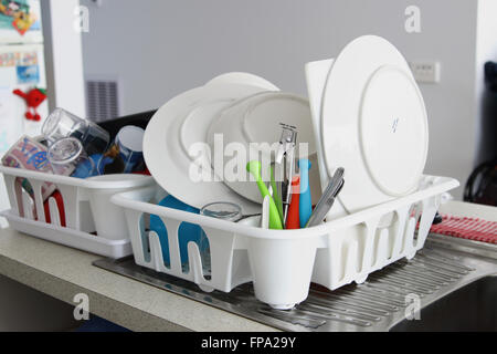 Nettoyer la vaisselle sécher sur un égouttoir Banque D'Images