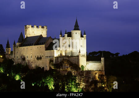 L'Alcazar lit up at Night, Ségovie, Castille et Leon, Espagne Banque D'Images