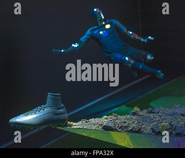 New York City, New York. 16 mars 2016. Nike Inc. révèle un affichage du nouveau produit à l'innovation Nike pour tout le monde au dévoilement au Skylight Moynihan Station sur 16 mars 2016 dans la ville de New York. © Lawrence Lucier/Alamy Live News Banque D'Images