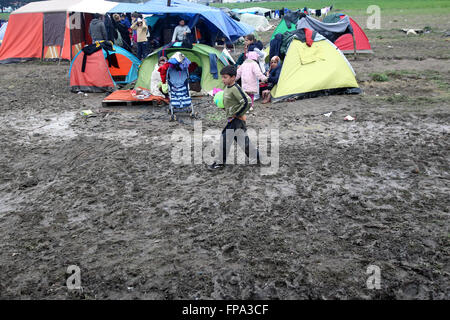 Athènes. Mar 17, 2016. Un enfant réfugié est vu dans Idomeni, qui est la zone tampon entre la Grèce et l'ex-République yougoslave de Macédoine (ARYM) tandis que la frontière reste fermée le 17 mars 2016. Le Idomeni au passage de la frontière entre la Grèce et l'ARYM, un vaste camp de fortune héberge quelque 14 000 personnes souffrant de pénuries de nourriture et de médicaments. © Marios Lolos/Xinhua/Alamy Live News Banque D'Images