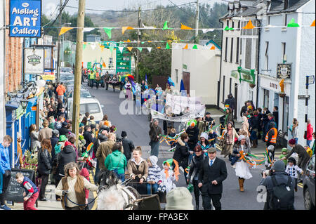 Ballydehob, West Cork, Irlande. 17 mars, 2016. L'Ballydehob St Patrick's Day Procession serpente jusqu'Ballydehob Rue principale sur le chemin du retour, regardée par des centaines d'habitants et les touristes. Credit : Andy Gibson/Alamy Live News. Banque D'Images