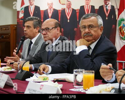 Lima, Pérou. Mar 17, 2016. Le Dr Francisco Tavara, Président de la Jury national des élections, faire des déclarations à la presse étrangère accréditée au Pérou, sur les questions qui ont récemment fait leur institution. Le président de JNE l'assurance que le processus électoral se déroule normalement et les prises de décisions, qui excluent certains principaux candidats, ont été faites conformément aux lois existantes. © Carlos Garcia/Granthon Pacific Press/Alamy Live News Banque D'Images