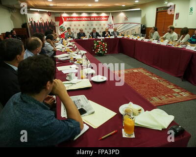 Lima, Pérou. Mar 17, 2016. Le Dr Francisco Tavara, Président de la Jury national des élections, faire des déclarations à la presse étrangère accréditée au Pérou, sur les questions qui ont récemment fait leur institution. Le président de JNE l'assurance que le processus électoral se déroule normalement et les prises de décisions, qui excluent certains principaux candidats, ont été faites conformément aux lois existantes. © Carlos Garcia/Granthon Pacific Press/Alamy Live News Banque D'Images