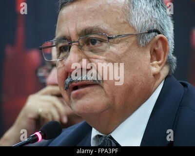 Lima, Pérou. Mar 17, 2016. Le Dr Francisco Tavara, Président de la Jury national des élections, faire des déclarations à la presse étrangère accréditée au Pérou, sur les questions qui ont récemment fait leur institution. Le président de JNE l'assurance que le processus électoral se déroule normalement et les prises de décisions, qui excluent certains principaux candidats, ont été faites conformément aux lois existantes. © Carlos Garcia/Granthon Pacific Press/Alamy Live News Banque D'Images