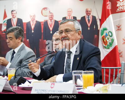 Lima, Pérou. Mar 17, 2016. Le Dr Francisco Tavara (à gauche), Président de la Jury national des élections, faire des déclarations à la presse étrangère accréditée au Pérou, sur les questions qui ont récemment fait leur institution. Le président de JNE l'assurance que le processus électoral se déroule normalement et les prises de décisions, qui excluent certains principaux candidats, ont été faites conformément aux lois existantes. © Carlos Garcia/Granthon Pacific Press/Alamy Live News Banque D'Images