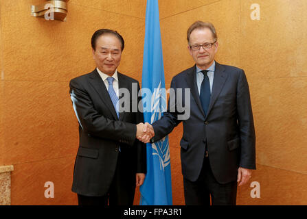 Genève, Suisse. Mar 17, 2016. Le Président de l'agence de presse Xinhua Cai Mingzhao(L), serre la main du directeur général de l'Office des Nations Unies à Genève (ONUG), Michael Moller, lors de leur réunion à Genève, Suisse, le 17 mars 2016. Le Président de l'agence de presse Xinhua Cai Mingzhao le jeudi se sont engagés à renforcer la coopération de l'organisation avec l'actualité des organisations des Nations Unies (ONU) afin de rendre compte des événements de l'ONU de façon plus constructive et efficace. © Zhou Lei/Xinhua/Alamy Live News Banque D'Images