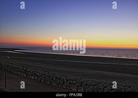 Sandylands Heysham, Promenade, Royaume-Uni, 17 mars 2016 à plus Sandylands Promenade la coucher du soleil laisse une lueur après plus de Morecambe Bay Crédit : David Billinge/Alamy Live News Banque D'Images