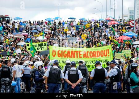 Des milliers de manifestants anti-gouvernement se faire prendre par la police anti-émeute qui se rassemble à l'extérieur du palais présidentiel du Planalto, 17 mars 2016 à Brasilia, Brésil. L'ancien Président Lula da Silva a été assermenté comme Chef du personnel dans une tentative pour éviter les poursuites dans une importante affaire de corruption. Banque D'Images