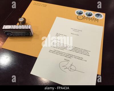 Close-up de la lettre écrite par le président des États-Unis, Barack Obama, à un 76-year-old femme cubaine pen pal 17 mars 2016 à Washington, DC. La lettre a été parmi le premier lot de courrier à Cuba marquant une reprise du service direct à l'île-nation de plus de 50 ans. Banque D'Images