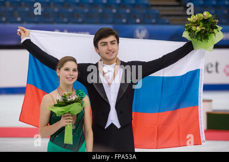 Debrecen, Hongrie. Mar 17, 2016. Anastasia Mishina (L)et Vladislav Mirzoev de la Russie, médaillés d patinage artistique assister à la cérémonie de remise des prix au circuit junior des Championnats du monde de patinage artistique à Debrecen, Hongrie, le 17 mars 2016. Le duo russe a remporté la médaille d'argent avec un score de 172,60. © Attila Volgyi/Xinhua/Alamy Live News Banque D'Images