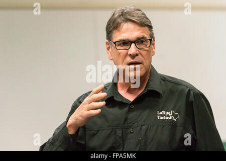 Mesa, Arizona, USA. 17 mars, 2016. Le gouverneur Perry parle en face de la circonscription législative de l'Arizona 25 Réunion mensuelle du républicain à l'appui du sénateur Ted Cruz président de la candidature. Perry a servi comme gouverneur du Texas de 2000 à 2015. Il était aussi un candidat à l'investiture républicaine à l'élection présidentielle de 2016 avant de chuter en septembre de 2015. Crédit : Jennifer Mack/Alamy Live News Banque D'Images