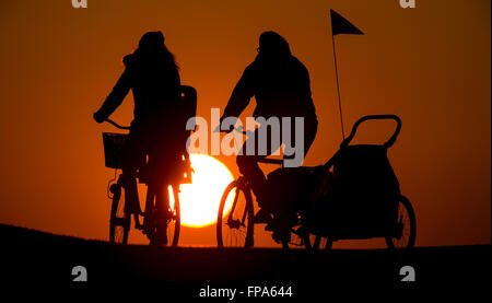 Munich, Allemagne. Mar 17, 2016. Une famille du vélo dans un parc dans le soleil du soir, à Munich, Allemagne, 17 mars 2016. PHOTO : SVEN HOPPE/DPA/Alamy Live News Banque D'Images