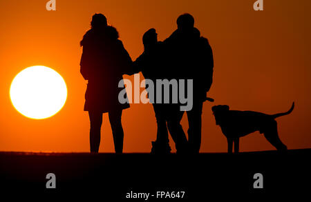 Munich, Allemagne. Mar 17, 2016. Balades en famille dans un parc dans le soleil du soir, à Munich, Allemagne, 17 mars 2016. PHOTO : SVEN HOPPE/DPA/Alamy Live News Banque D'Images