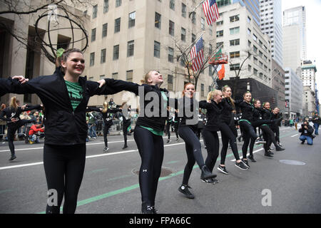 New York City, USA, 17 mars 2016. St Patrick's Day Parade : jeunes danseurs essayer se déplace en face de la cathédrale St Patrick avec Rockefeller Center in background Crédit : Andrew Katz/Alamy Live News Banque D'Images