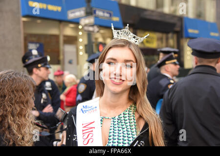 New York City, USA, 17 mars 2016. St Patrick's Day Parade : Jeune Miss America 2016 avec l'investiture attend la couronne à son tour de mars Crédit : Andrew Katz/Alamy Live News Banque D'Images