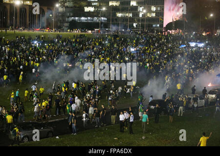 (160318) -- Brasilia, 18 mars 2016 (Xinhua) -- Des policiers tentent de disperser les manifestants au cours d'une manifestation contre le gouvernement de la présidente du Brésil, Dilma Rousseff, et contre la nomination de l'ancien président Luiz Inacio Lula da Silva comme chef de cabinet en face de Palais du Planalto à Brasilia, Brésil, le 17 mars 2016. Un juge fédéral a émis une injonction jeudi de suspendre la nouvelle nomination de l'ancien président Luiz Inacio Lula da Silva comme chef de cabinet Cabinet du Président Dilma Rousseff, disant qu'il a empêché le libre exercice de la justice, selon les médias locaux. (Xinhua Banque D'Images