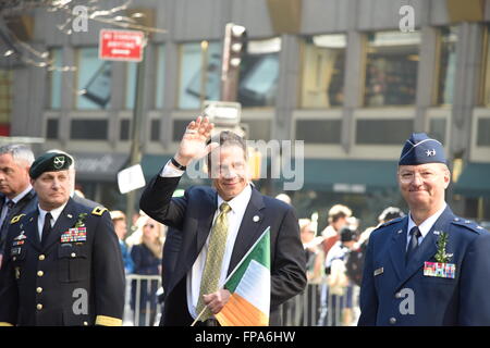 New York City, United States. Mar 17, 2016. Gouverneur de New York Andrew Cuomo avec drapeau irlandais, la parade de la Cinquième Avenue. Des milliers de spectateurs sur la cinquième avenue bordée d'assister le maire Bill De Blasio mars pour la première fois dans la plus ancienne et plus grande parade de la St Patrick en reconnaissance de la Lavande & Green Alliance, un groupe LGBT, marching officiellement pour la première fois le long de la Cinquième Avenue. Credit : Andy Katz/Pacific Press/Alamy Live News Banque D'Images